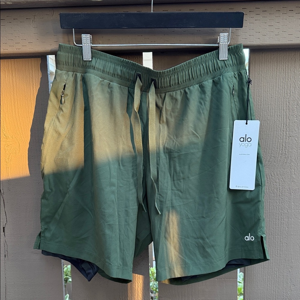 NEW, Never Worn, ALO Yoga Men's Hunter Green/Hunter Camo (inner) Athletic Shorts